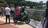 Скляну підлогу нового пішохідного моста в Києві вирішив перевірити мотоцикліст. ФОТО