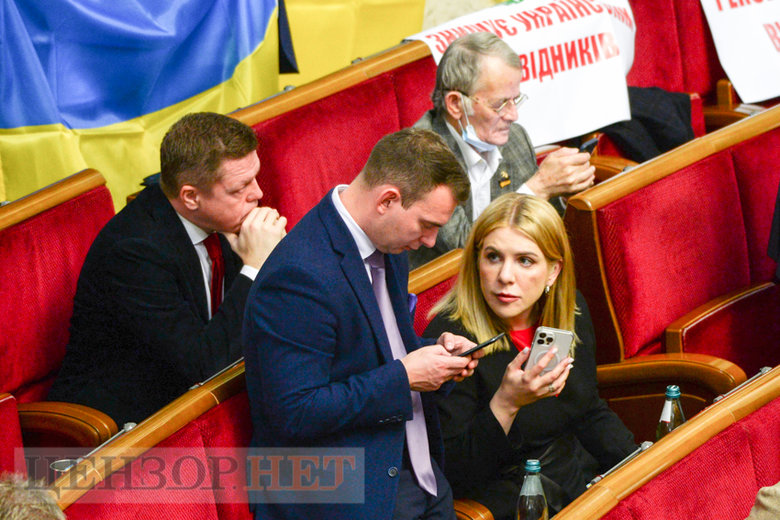 Послання Зеленського, пильний погляд та сміх Разумкова, плакати ЄС і невтішне пророцтво Бурміча: робота Ради 1 грудня 31