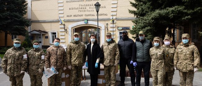 Марина Порошенко передала в госпиталь медицинские костюмы и паски 01