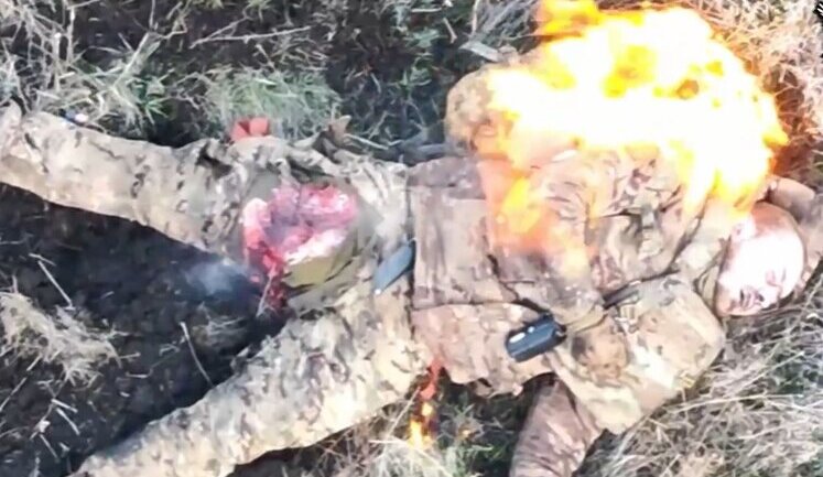 Wounded occupier dying in fire. VIDEO 18+
