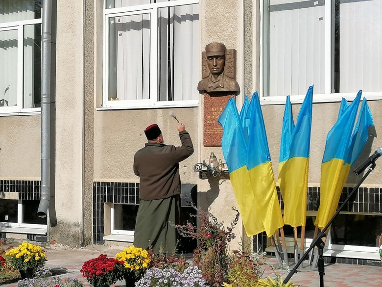 Барельєф загиблому на Донбасі українському воїну Сергію Барничу встановили в Калуші 03