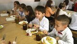 Мінестроне з вертутою, менше солі та цукру: що їстимуть діти в школах і садках?