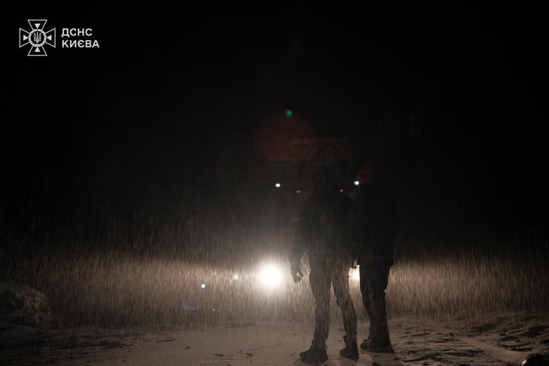 Нічна атака РФ на Київ: поранені, пожежі та руйнування у п’яти районах