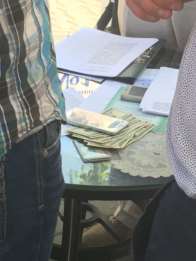 Прокурор и адвокат задержаны на Черкасщине за получение 8 тыс. долл. взятки, - ГПУ 01