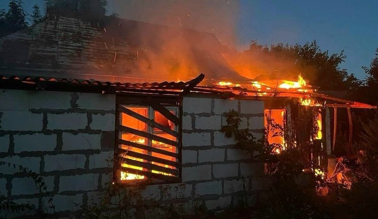 Будинки та агропідприємство пошкоджені після нічної атаки на Черкащині. ФОТОрепортаж