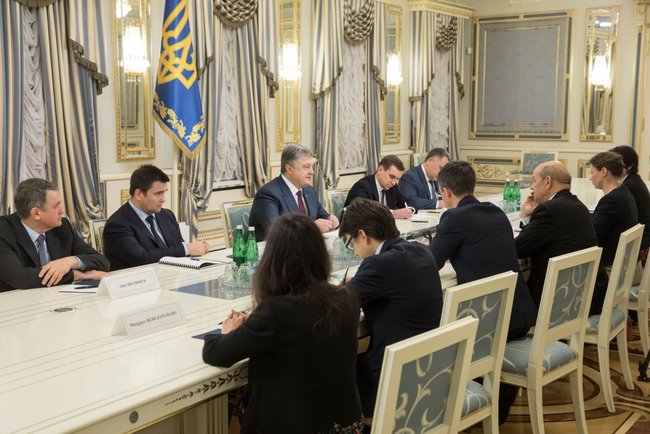 Порошенко запросив Макрона відвідати з візитом Україну найближчим часом 01