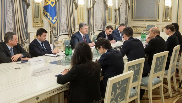 Порошенко пригласил Макрона посетить с визитом Украину в ближайшее время. ФОТО