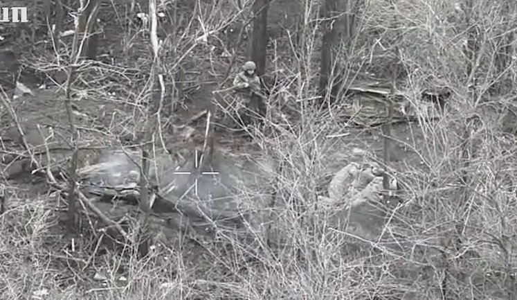 Двоє українських штурмовиків 1-го ОШП взяли в полон 8 рашистів "викуривши" їх з бліндажа. ВIДЕО