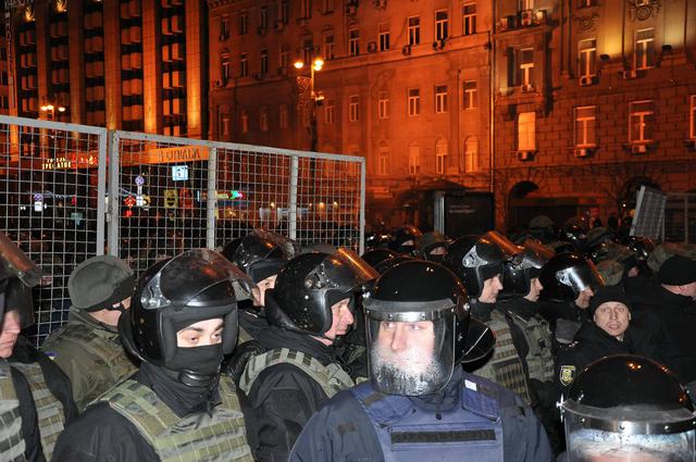 Полиция задержала главу "Добровольческого движения ОУН" Коханивского после потасовки между протестующими и правоохранителями 04