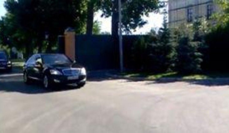 Янукович промчался мимо журналистов: Он вас обязательно поздравит. Поздравление повесит на своем сайте. ВИДЕО.