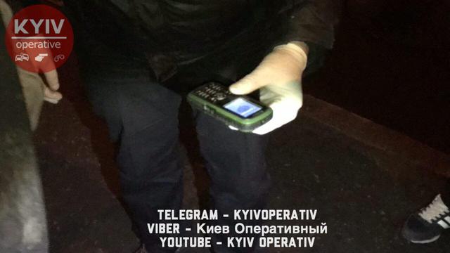 Киевские патрульные ночью задержали мужчину, ударившего ножом водителя троллейбуса на Виноградаре 03