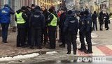 Нацполиция: Группа лиц с зеленкой, газовыми баллончиками и ножами задержана на Контрактовой площади в Киеве. ФОТОрепортаж