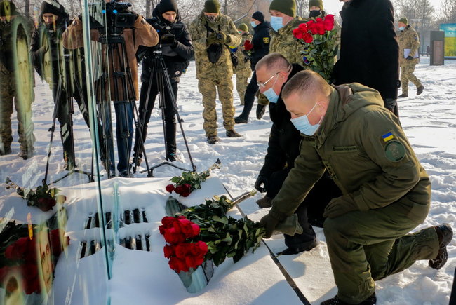 У Дніпрі вшанували память загиблих захисників Донецького аеропорту 01