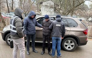 У столиці та на Одещині знешкоджено схеми "торгівлі впливом" у Сервісних центрах МВС