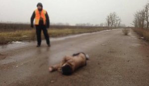 Тіло дівчини з осколковим пораненням ноги виявили на автодорозі "Красногорівка-Старомихайлівка", - Аброськін. ФОТО