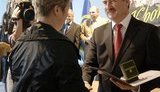 Попов наградил строителей "Олимпийского". ФОТО