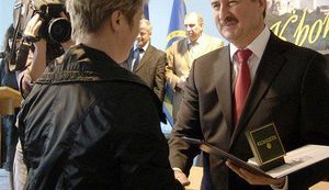 Попов наградил строителей "Олимпийского". ФОТО