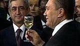 Янукович предложил выпить, но забыл налить. ВИДЕО.
