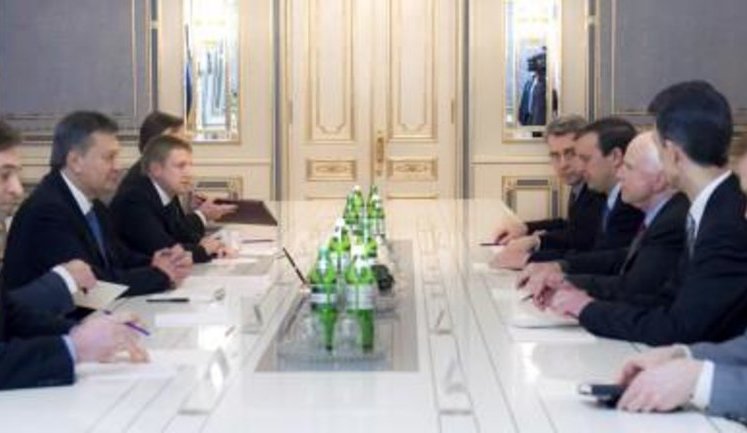 Янукович готовится отправить в отставку трех министров, - СМИ