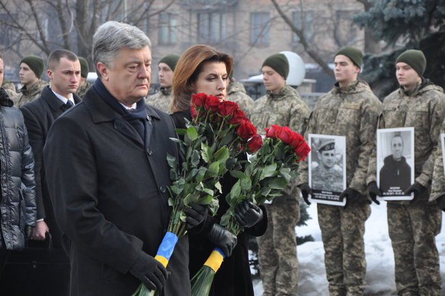 Порошенко: На вышке ДАПа будет развиваться украинский флаг, который киборги поднимали под пулями и снарядами 16