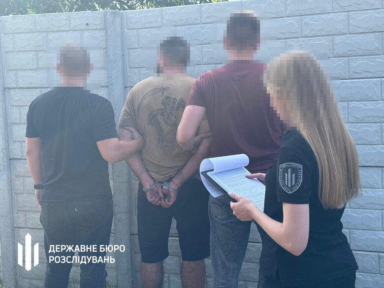 У Харкові викрили прикордонника, який продавав гуманітарні автівки