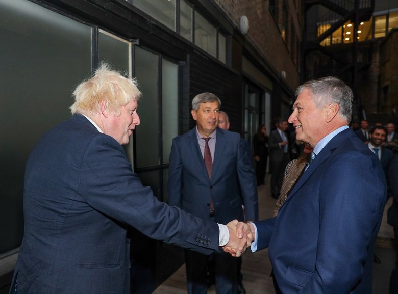 Johnson and Gubsky at the opening of the exhibition in London