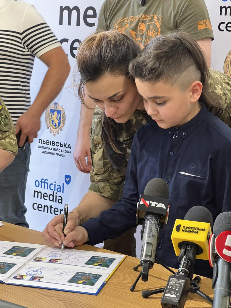 В Україні випустили марки з портретами полеглих прикордонників 08