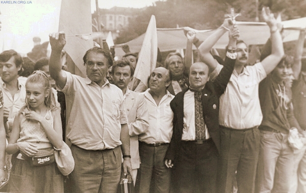 27 лет назад над Киевом был поднят национальный сине-желтый флаг 05