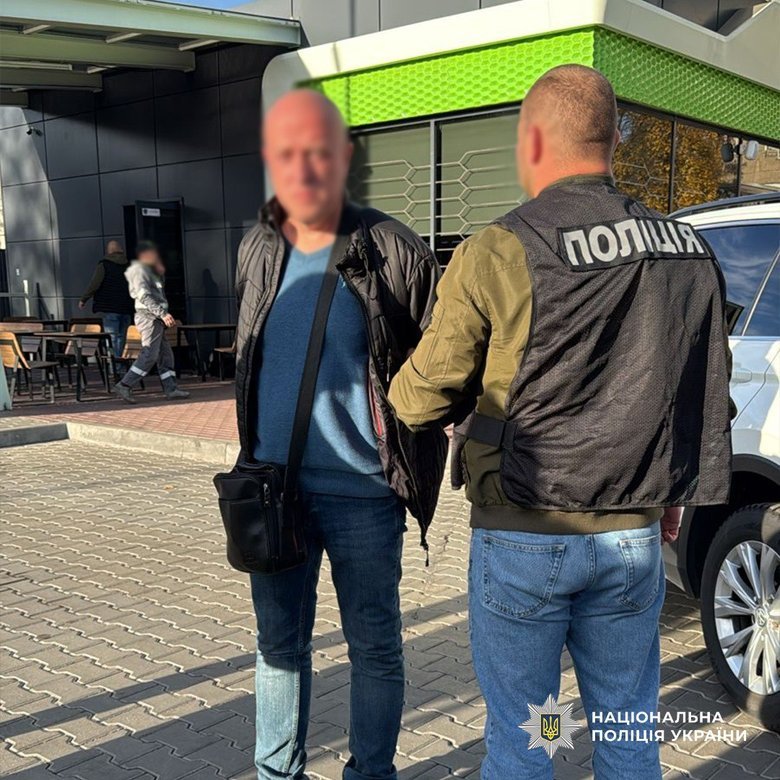 Полицейские задерживают подозреваемого в мошенничестве в Одессе