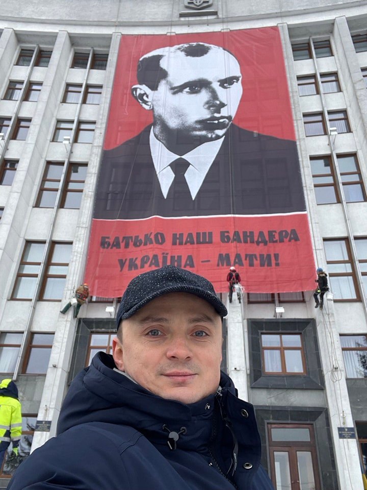На фасаді Тернопільської облради вивісили гігантський банер з портретом Бандери 01