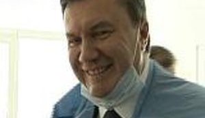 Янукович забыл как называется сложный прибор, который он привез дарить в Евпаторию. ВИДЕО.