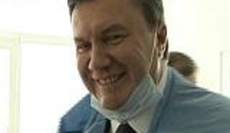 Янукович забыл как называется сложный прибор, который он привез дарить в Евпаторию. ВИДЕО.