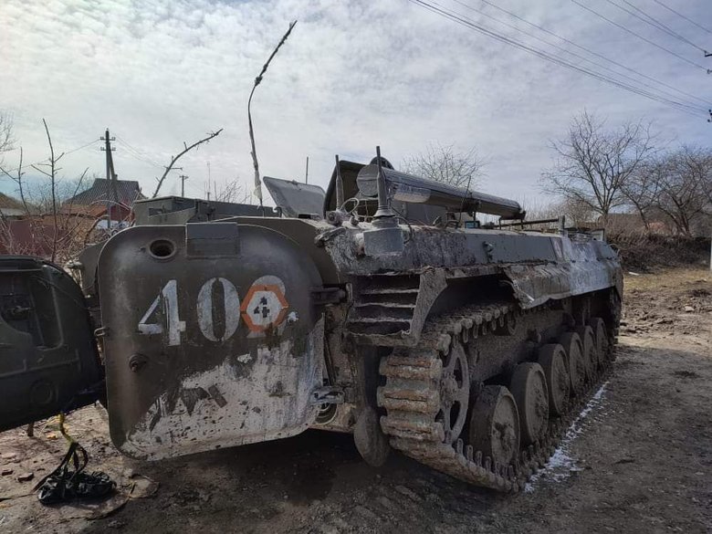 Околиці звільненого Тростянця завалені розбитою технікою російських окупантів 06