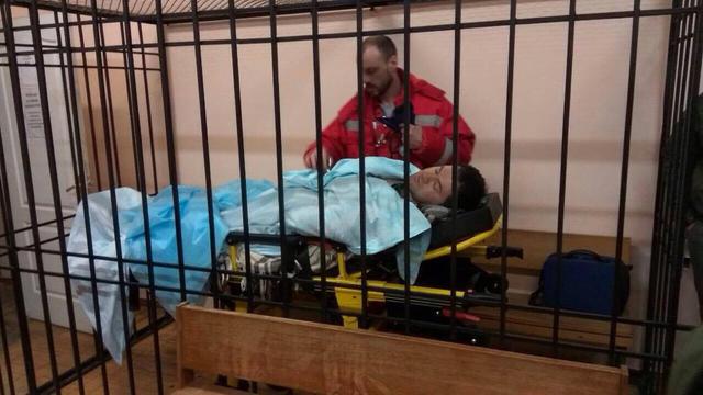 Насірова занесли до будівлі суду 01