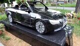 В Лондоне семья автолюбителя установила на его могиле каменный BMW. ФОТОрепортаж.