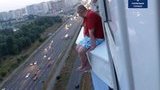 Патрульний поліцейський врятував чоловіка, який хотів вистрибнути із 17-го поверху в Києві. ФОТО
