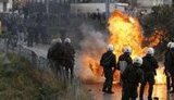 Греки закидали полицейских "молотовым". ФОТОрепортаж