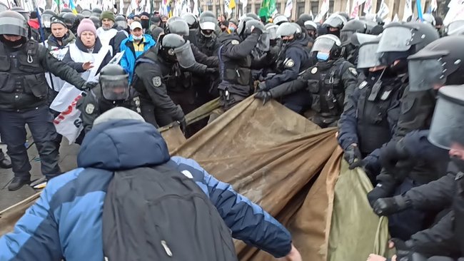 ФОПы попытались установить палатки на Майдане Незалежности: между митингующими и правоохранителями произошли стычки 18