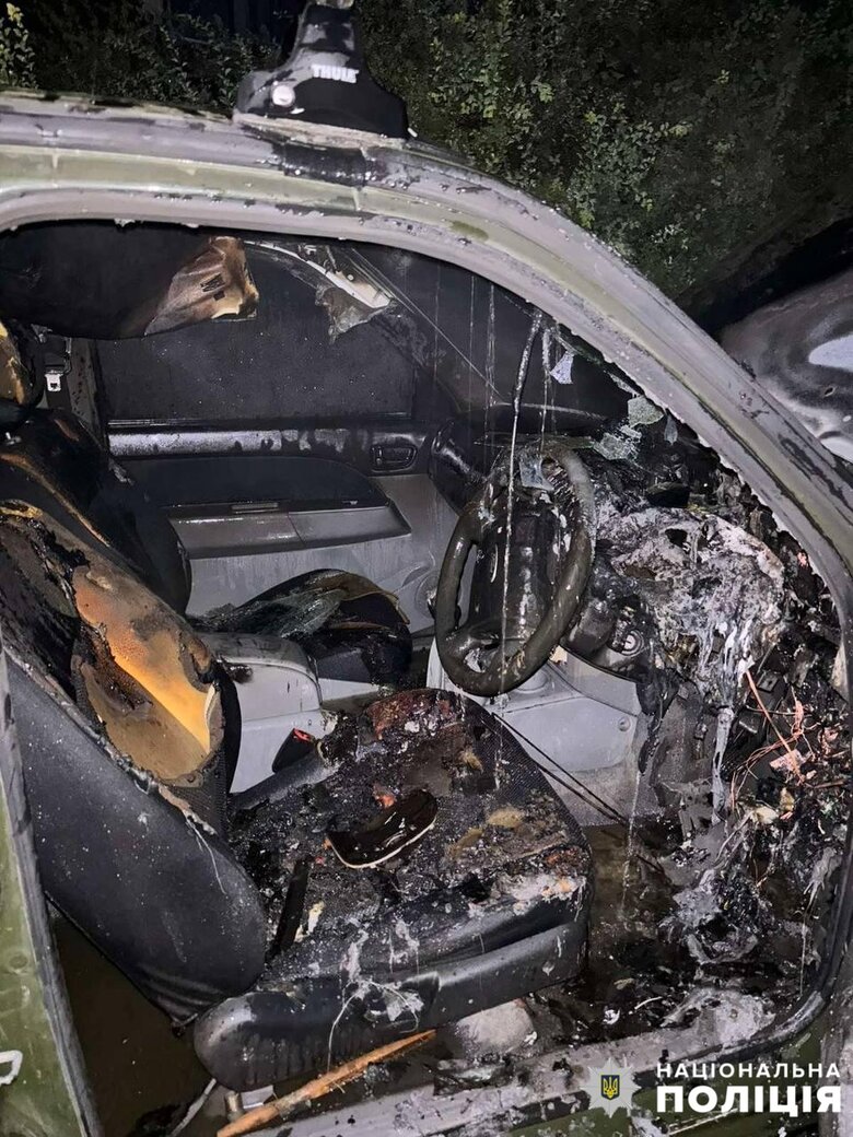 У Миколаєві затримали трьох підлітків, які спалили два авто