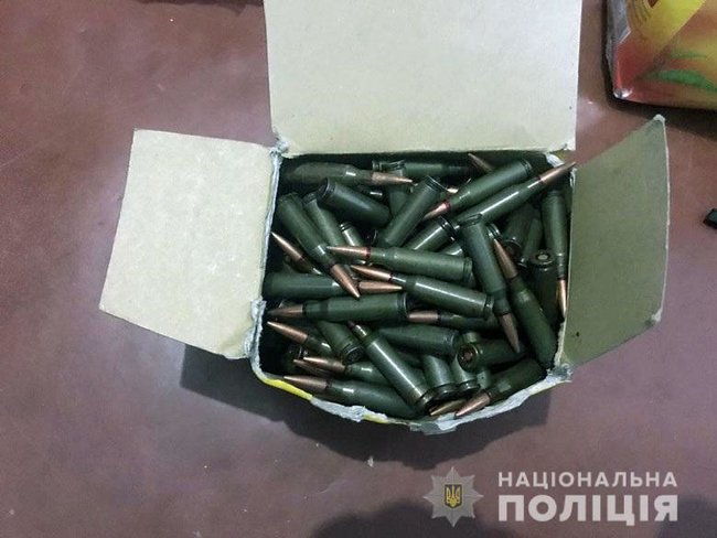 Полиция в Киеве накрыла арсенал оружия и боеприпасов из зоны ООС 03 Полиция в Киеве накрыла арсенал оружия и боеприпасов из зоны ООС 03