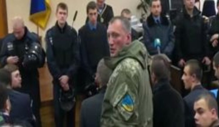 "Чого зуби скалиш? Чому не на фронті, бл#дь?", - засідання суду в справі про заворушення під Радою 31 серпня перенесли через неявку адвокатів трьох підозрюваних. ВІДЕО