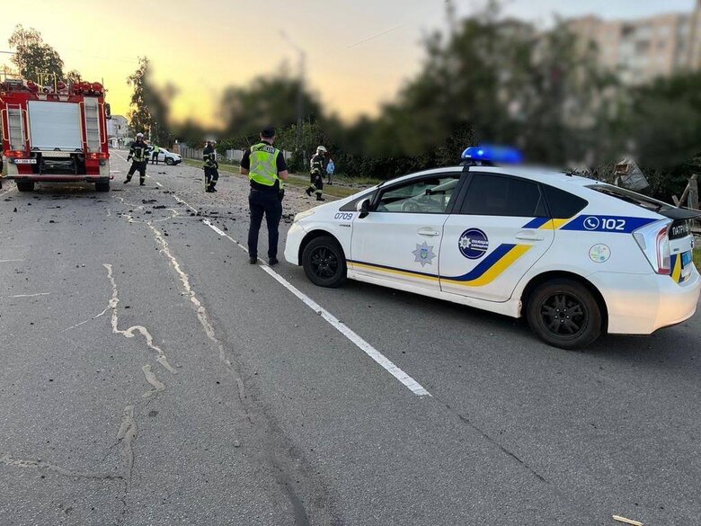На Київщині уламки дронів пошкодили багатоповерхівку, 12 приватних будинків та спричинили пожежу (оновлено) 01