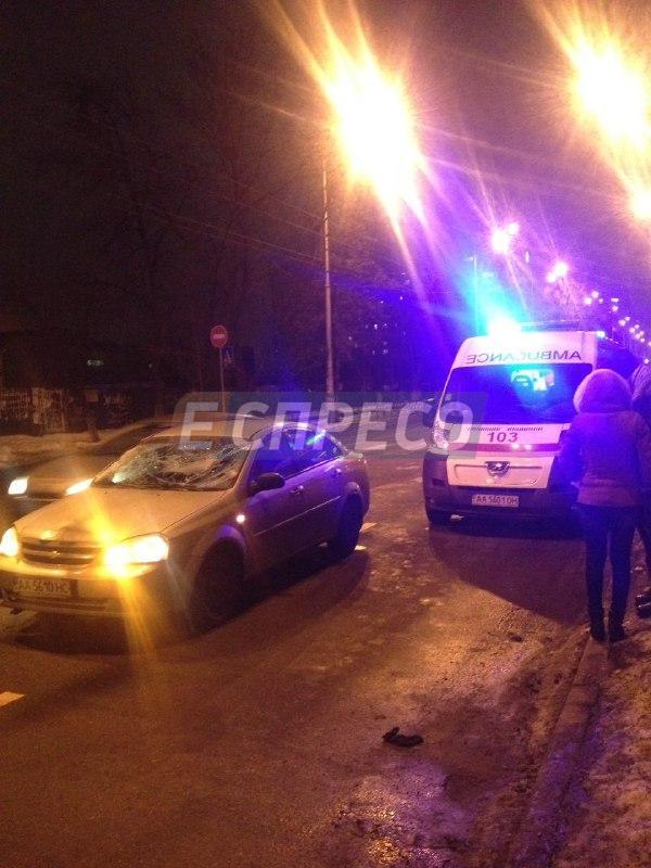 Водитель Chevrolet Lacetti сбил двух людей на переходе в Киеве 01