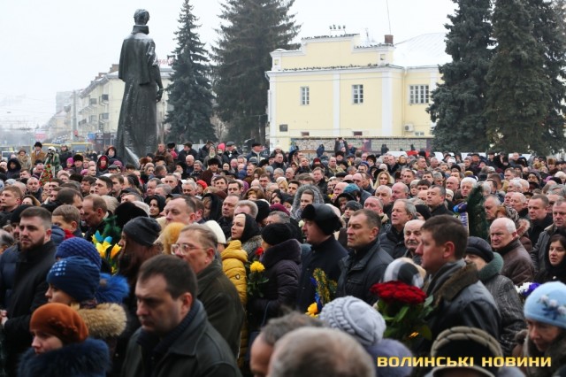 Сотні людей прийшли попрощатися з мером Луцька Романюком 18