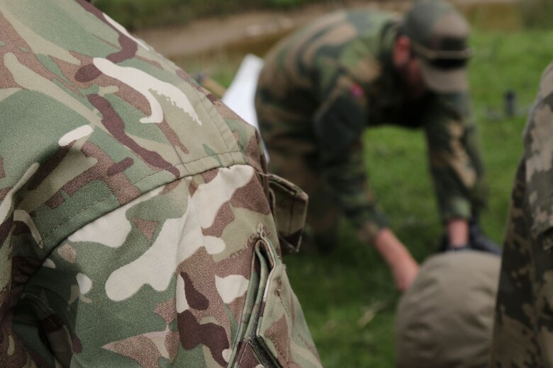 Інструктори з Норвегії вчать українських військових безпечно долати мінні загородження під час дій в районах боїв 08
