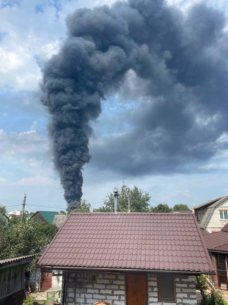 Вибухи у Брянську та чорний дим над містом