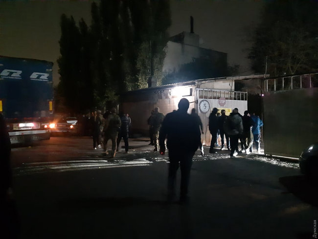 Попытка самосожжения и блокада спецназа: на 7-м километре под Одессой произошли столкновения между турками и сотрудниками СБУ 12
