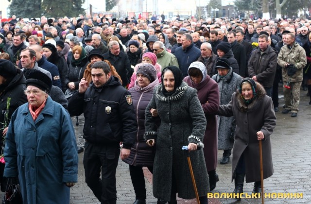 Сотні людей прийшли попрощатися з мером Луцька Романюком 13