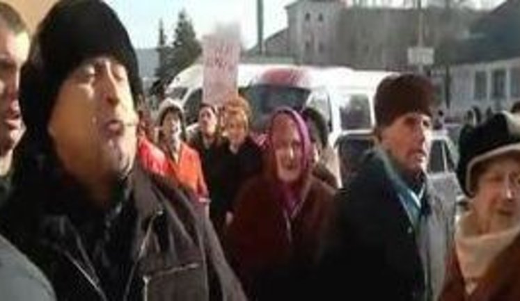 Crew Cut Ukraine-Hating Thugs from Communist Party Beat up Elderly Svoboda Activists in Donbas. VIDEO