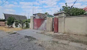 Russia struck house in Kherson in morning. Woman injured. VIDEO